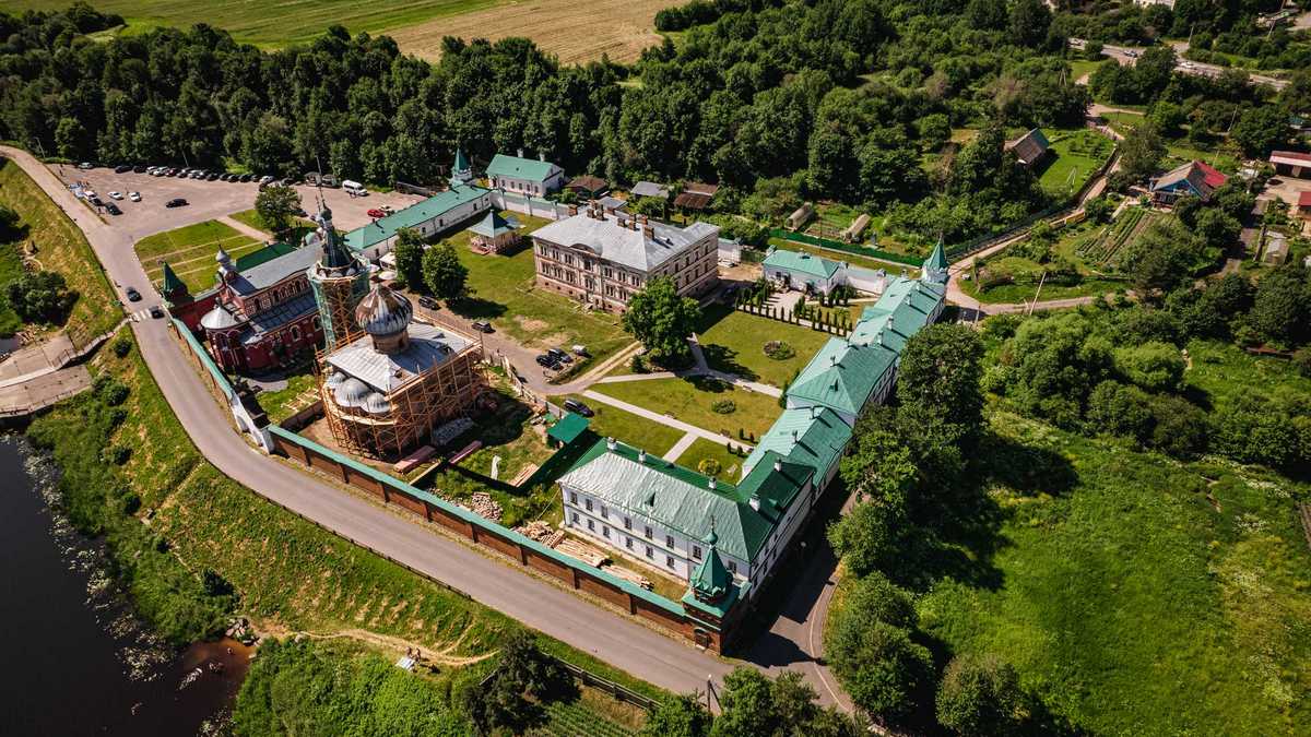 Мужские монастыри ленинградской. Староладожский Никольский мужской монастырь. Никольский мужской монастырь в старой Ладоге. Никольского монастыря Ладога. Староладожского Никольского мужского монастыря.