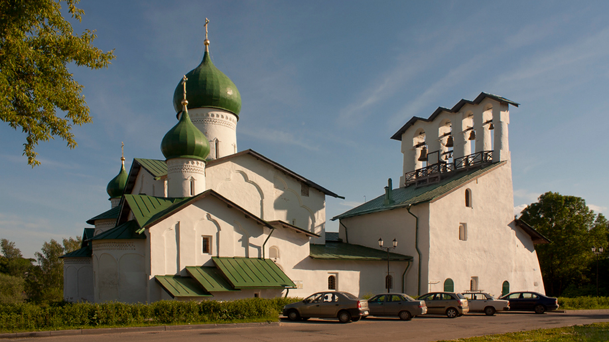 Псковская церковь фото. Церковь Богоявления Псков. Псков Богоявленская Церковь с Запсковья. Церковь Богоявления со звонницей Псков. Богоявленская Церковь в Запсковье.